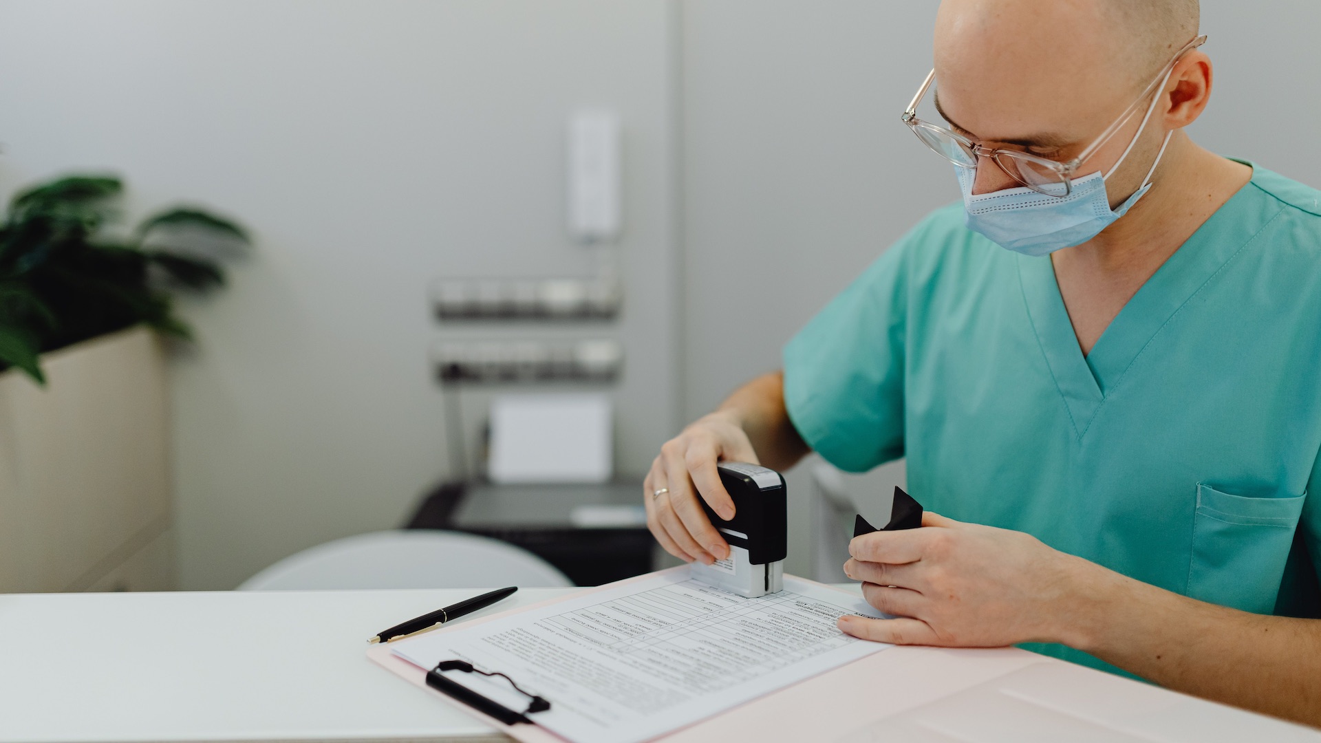 images/news/dentista_timbra_cartella_clinica.jpg#joomlaImage://local-images/news/dentista_timbra_cartella_clinica.jpg?width=1920&height=1080
